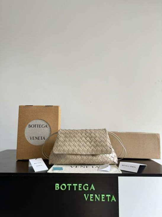 Picture of Bottega Veneta Handbags _SKUfw238074924fw